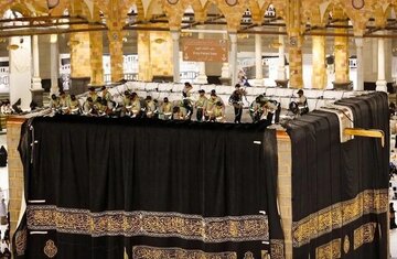 تصاویری از تعویض پرچم کعبه همزمان با روز اول محرم