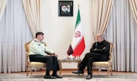 تصویر خاص از دیدار سردار رادان با پزشکیان که پربازدید شد+عکس