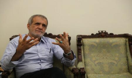 تصاویر قدیمی از پزشکیان که در کنار همسرش است