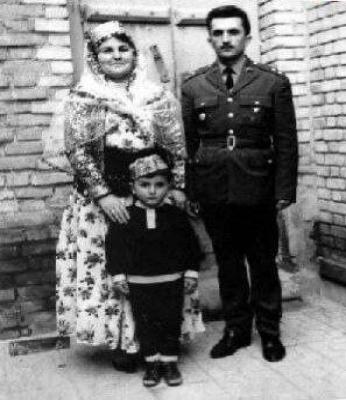 قابی قدیمی از دوران کودکی پزشکیان در کنار پدر و مادرش + عکس