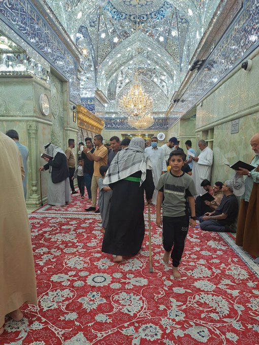 تصویری از یک پیرمرد در حرم سیدالشهدا (ع) که اشک همه را در آورد