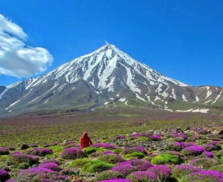 تصویری از جبهه شمالی دماوند در یک روز تابستانی