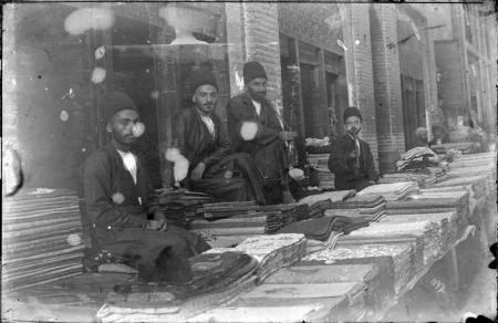 تصویر زیرخاکی از پارچه فروشان بازار تهران