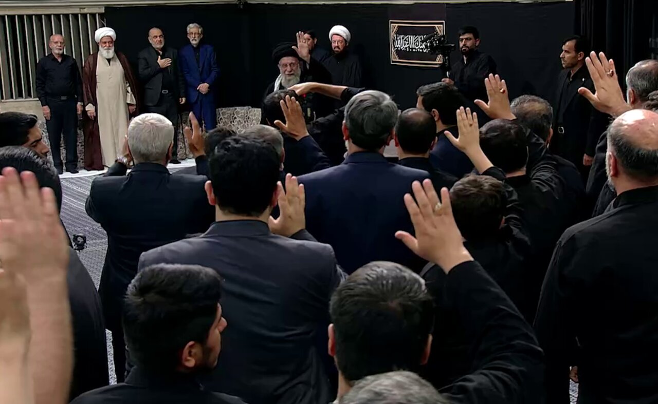 تصویری از رهبر انقلاب در مراسم عزاداری شب تاسوعا + عکس
