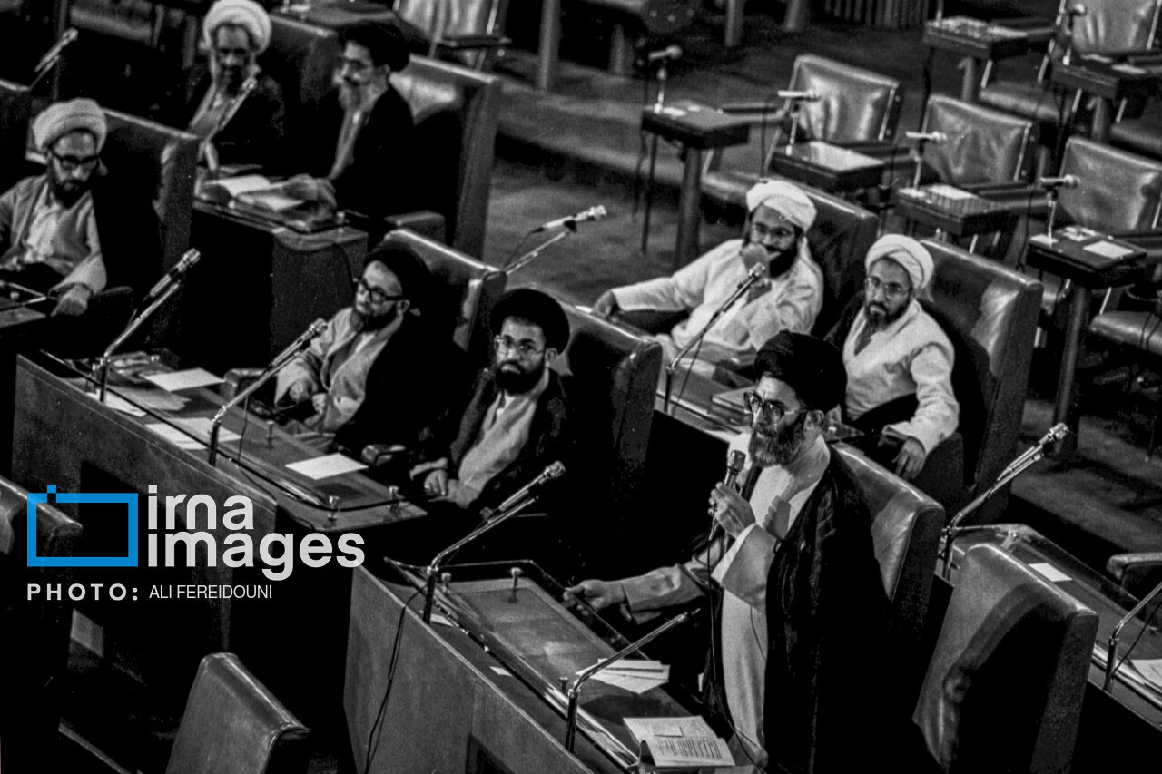  تصاویری از جلسه افتتاح مجلس خبرگان رهبری  در سال ۱۳۶۲+عکس