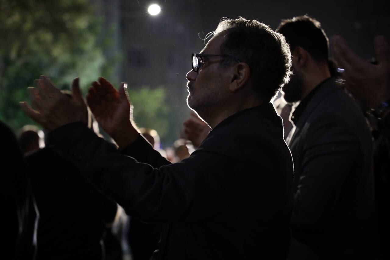 عکسی متفاوت ازمیانداری علی شمخانی در شب تاسوعا 