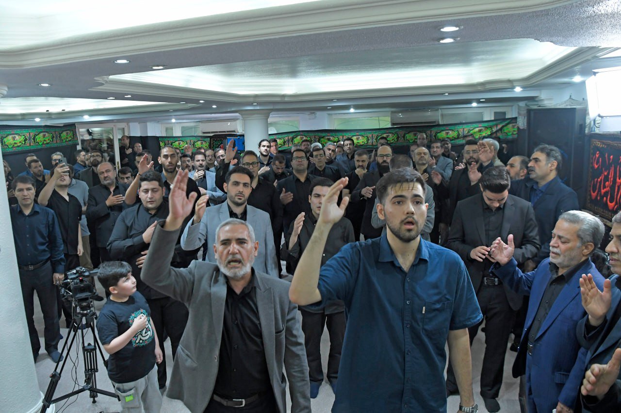 عزاداری شانه‌به‌شانه حسن روحانی و علی لاریجانی +عکس