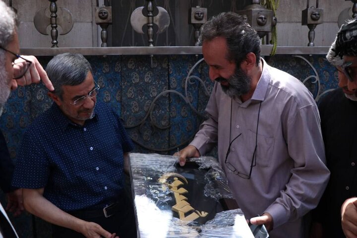 بوسه یک شهروند بر صورت احمدی‌نژاد در مراسم روز عاشورا 