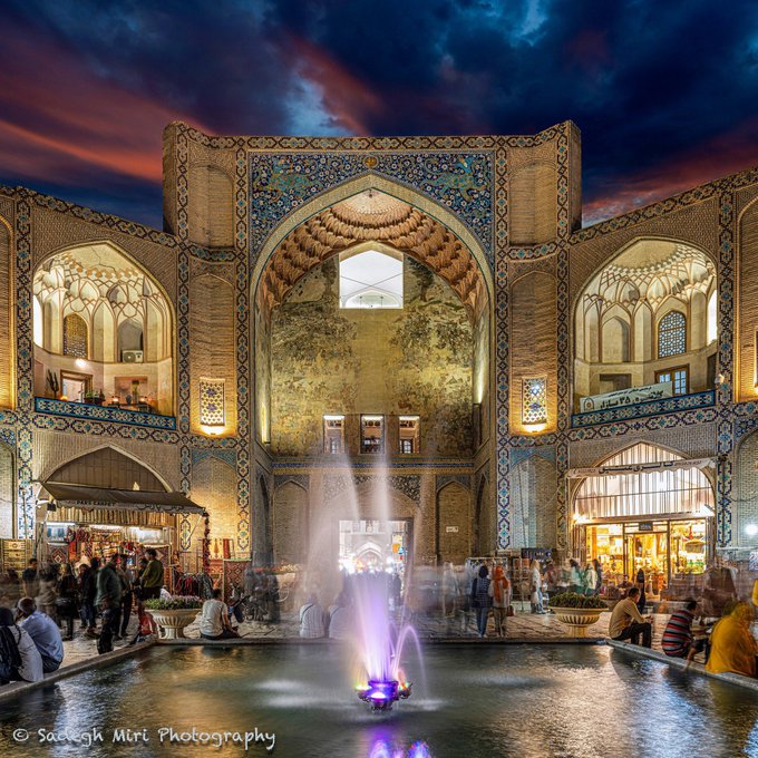 نمایی زیبا از سردر بازار قیصریه اصفهان