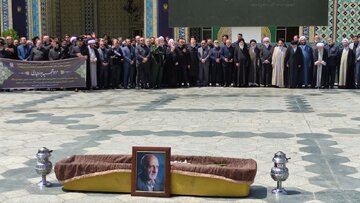  تصویری از صحبت روحانی و عارف در یک مراسم ختم
