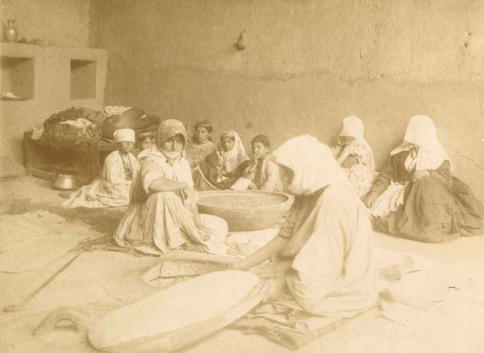 پخت نان توسط مادران ایرانی در گذشته+عکس