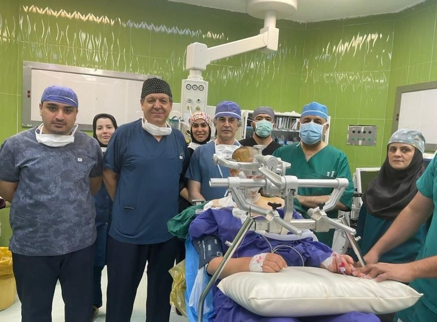 عمل موفقیت‌آمیز جراحی مغز در حالت نشسته در تبریز+عکس