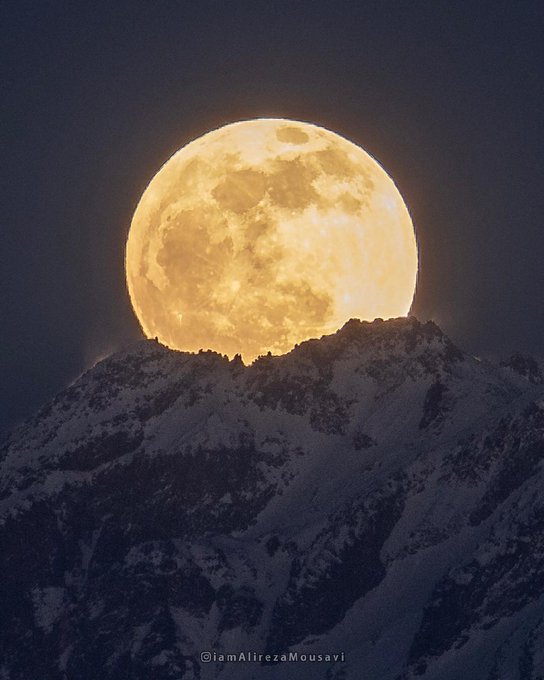صحنه بی‌نظیر از طلوع ماه کامل بر فراز قله ساوالان
