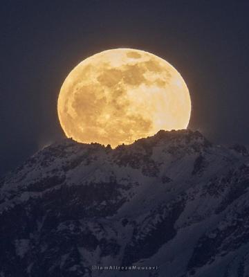 صحنه بی‌نظیر از طلوع ماه کامل بر فراز قله ساوالان