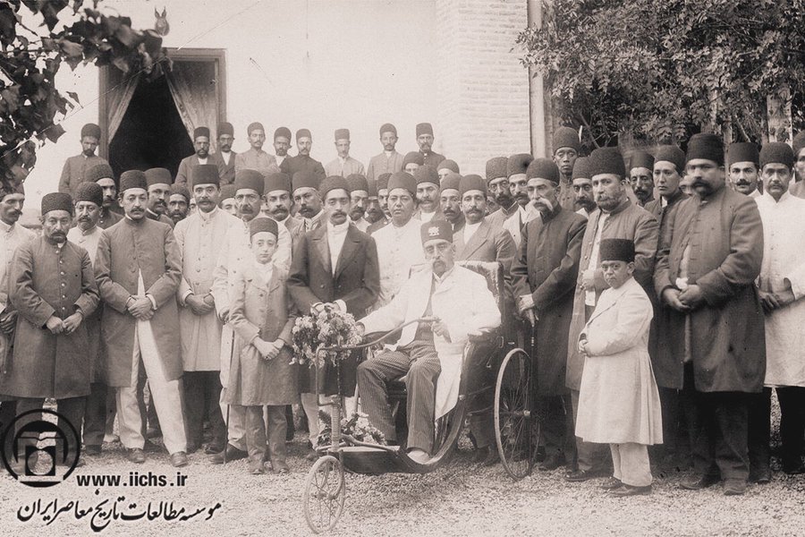 مظفرالدین‌شاه سوار بر سه‌چرخه در جمع خدمتکاران دربار+عکس