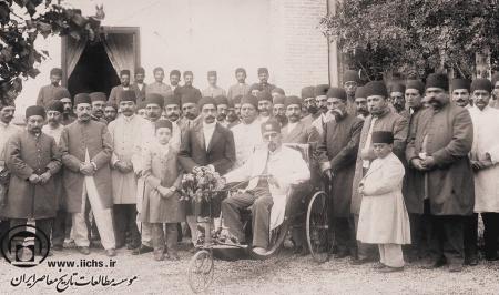 مظفرالدین‌شاه سوار بر سه‌چرخه در جمع خدمتکاران دربار+عکس