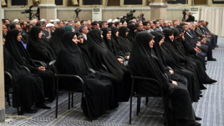 پوشش متفاوت خانم نماینده زرتشتیان در دیدار با رهبر انقلاب
