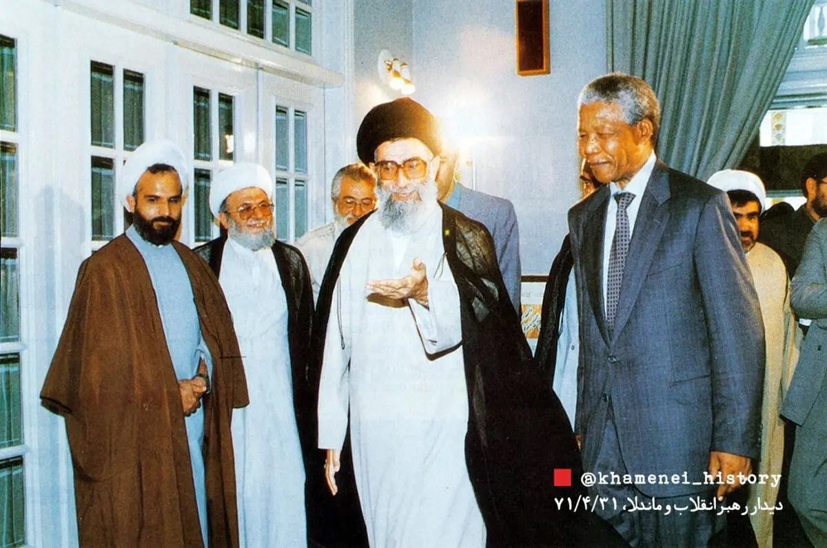  عکسی قدیمی از رهبر انقلاب و نلسون ماندلا در کنار هم 