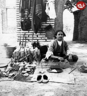 فروشندۀ دوره‌گرد دوران قاجار که وافور می‌فروشد+عکس