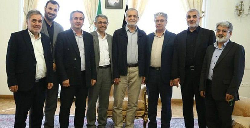عکسی از دیدار امروز نمایندگان مردم اردبیل با پزشکیان +عکس