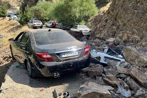  ریزش سنگ بر روی چند خودرو در تهران حادثه آفرید+عکس