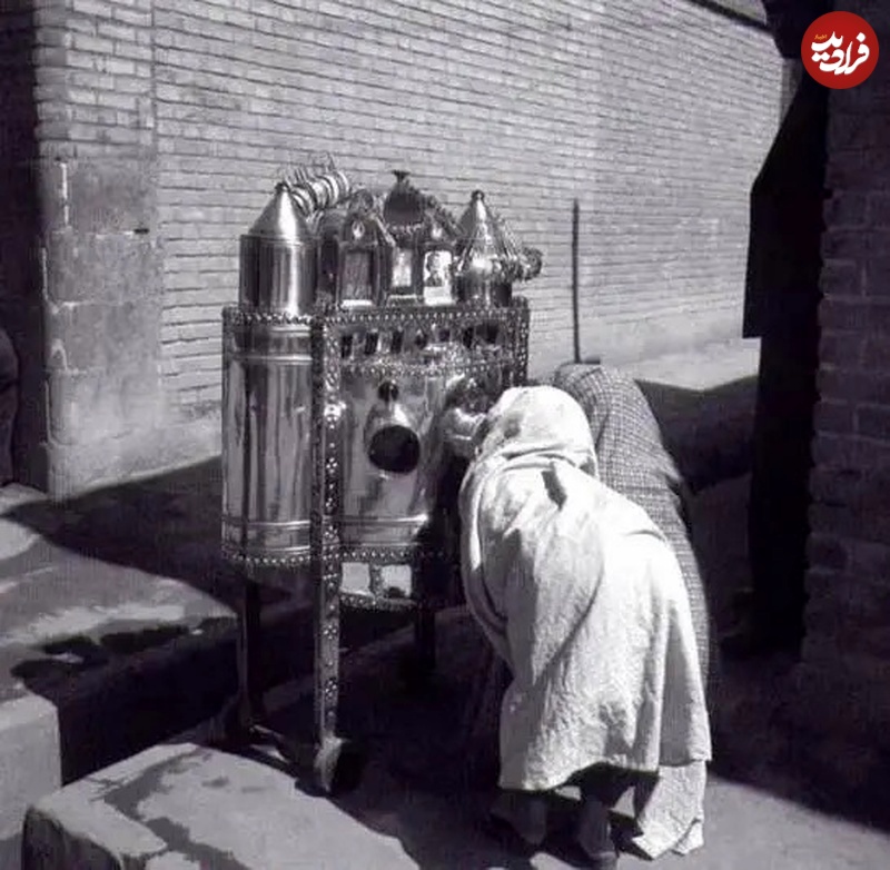 دختربچه‌ها در حال تماشای شهر فرنگ در سال ۱۳۳۷+عکس