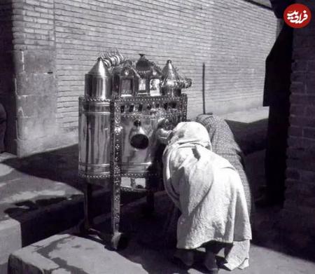 دختربچه‌ها در حال تماشای شهر فرنگ در سال ۱۳۳۷+عکس