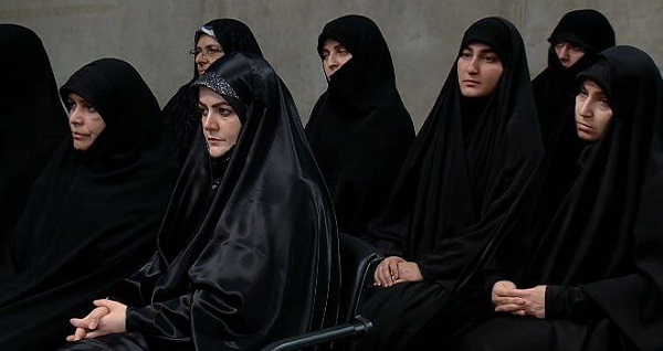 تصویری از دختر پزشکیان در مراسم تنفیذ پدرش