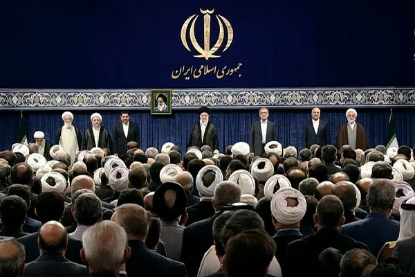 عکس خاص از بیت رهبری در مراسم امروز تنفیذ رئیس جمهور که وایرال شد