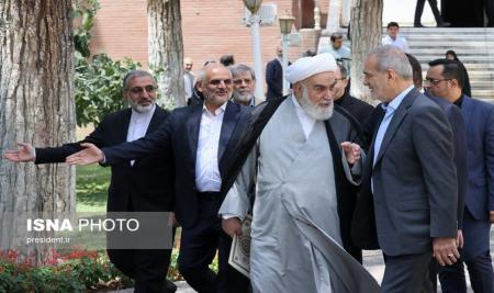 تصویر خاص از پزشکیان در محوطه نهاد ریاست جمهوری