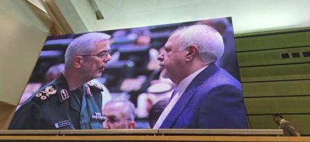 احوالپرسی سرلشکر باقری و ظریف در مراسم تحلیف رئیس‌جمهور+عکس