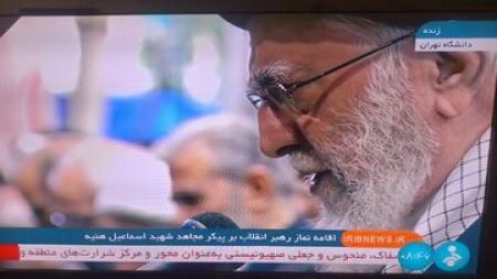 عکسی از اقامه نماز رهبر انقلاب بر پیکر شهید هنیه و محافظش/ پزشکیان در کنار رهبر