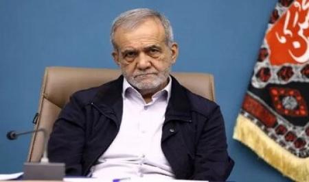 تصویری قدیمی از پزشکیان و معاونش در لباس جنگ و اسلحه به دست