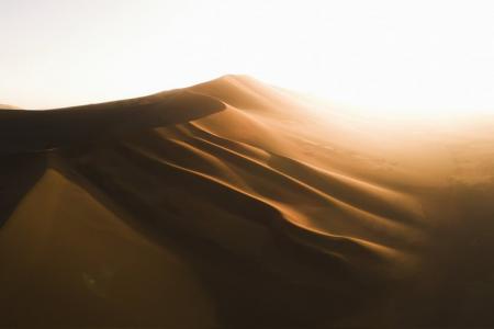 رمل های بلند کویر لوت هنگام غروب خورشید 