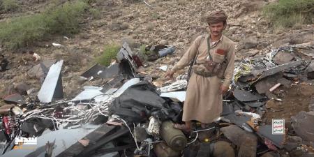 عکس یادگاری مجاهد یمنی با پهپاد منهدم شده آمریکایی + عکس