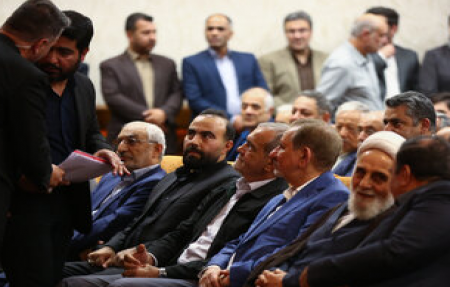 عکسی متفاوت از ابراز ارادت پزشکیان به ناطق نوری 