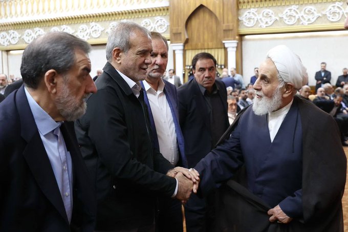 تصویری از ناطق نوری و پزشکیان در مراسم ترحیم برادر علی ربیعی