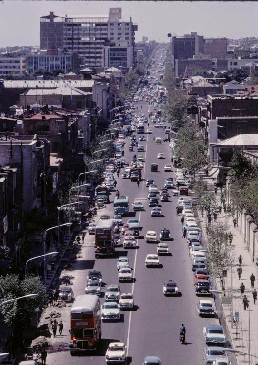 تصویر قدیمی از خیابان‌های کم ترافیک تهران 
