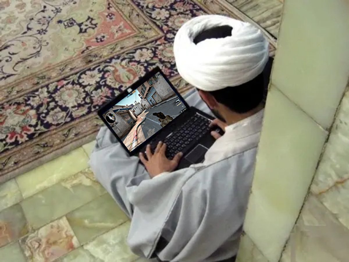 تصویر متفاوت از یک طلبه در حال بازی کامپیوتری که وایرال شد + عکس