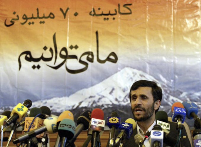  کنفرانس مطبوعاتی احمدی نژاد یک روز پس از پیروزی در انتخابات سال ۱۳۸۴