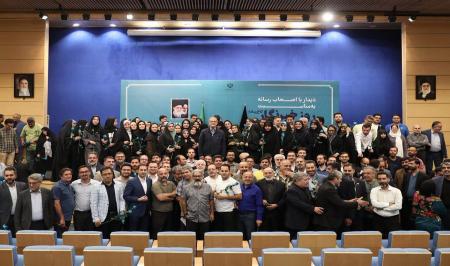عکس یادگاری رئیس جمهور با خبرنگاران در روز خبرنگار