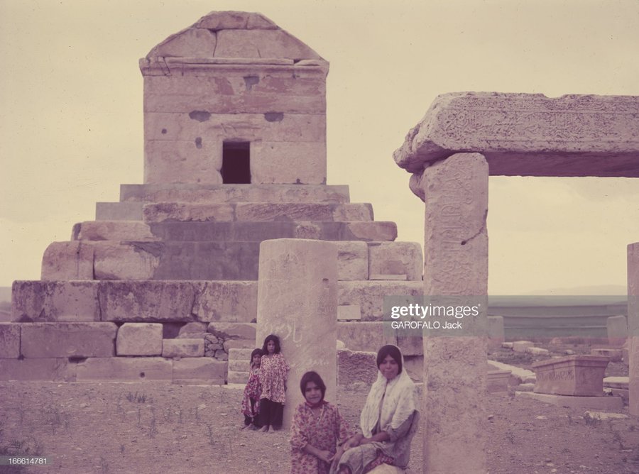 تصویری از دختران ایران در پاسارگاد قدیم