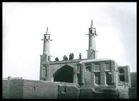 تصویر خاص از منار جنبان در دروان قاجار