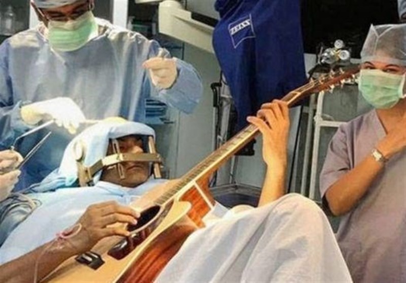 جراحی یک نوازنده حین گیتار زدن! + عکس