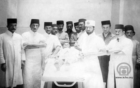 کادر پزشکی در یک بیمارستان تهران دوره قاجار