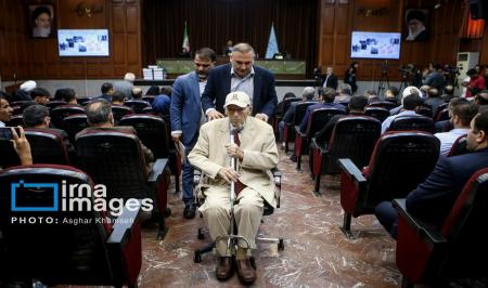 جابه جایی نوه مصدق با صندلی چرخدار اداری