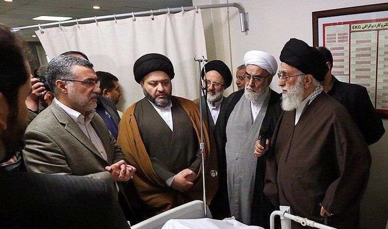تصویری از دکتر ظفرقندی در حال ارائه گزارش به رهبر انقلاب
