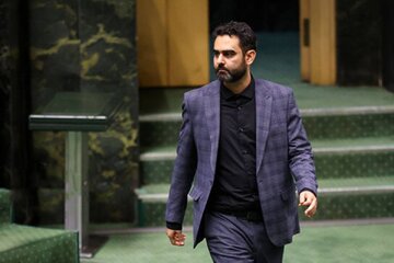 به آغوش کشیدن پزشکیان توسط امیرحسین ثابتی بعد از یک نطق جنجالی+ تصاویر