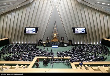  تصاویری متفاوت از صحن مجلس؛ نمایندگان روی زمین نشستند!