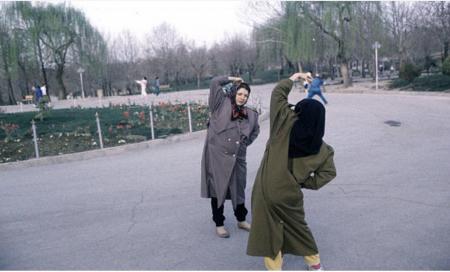 تصویری از ورزش صبحگاهی خانم‌ها در پارک ملت سال ۱۳۷۳